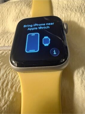 Apple Watch SE 2 40MM Silver Case/Cracked screen but works great